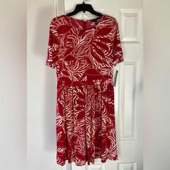 NWT Maggy London Wrinkle-Free Red & Cream Leaf A-Line Short Sleeve Dress (10) - Picture 1 of 5